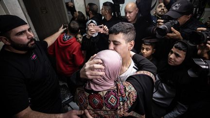 Ahmed Salaymeh, le plus jeune prisonnier palestinien libéré par Israël, a retrouvé sa famille le 28 novembre dernier. (MOSTAFA ALKHAROUF / ANADOLU via AFP)