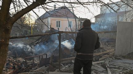 Un homme devant les ruines d'un bâtiment, détruit par des frappes de l'armée russe, à Kherson (Ukraine), le 14 décembre 2022. (ARTUR WIDAK / ANADOLU AGENCY / AFP)