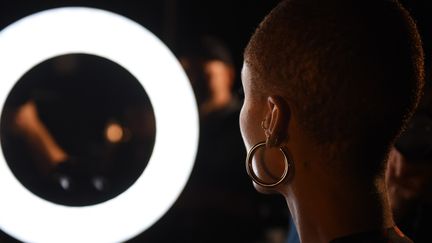 Un mannequin dans les backstages à New York, septembre 2017
 (TIMOTHY A. CLARY / AFP)