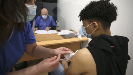 Un adolescent se fait vacciner contre le Covid-19, le 13 mai 2021 en Corse. (PASCAL POCHARD-CASABIANCA / AFP)