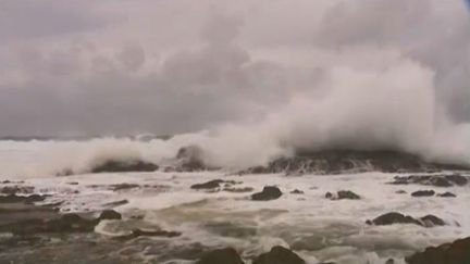 Capture d'&eacute;cran d'une vid&eacute;o montrant des vagues form&eacute;es par les vents violents &agrave; l'approche du cyclone Marcia, le 19 f&eacute;vrier 2015, en Australie.&nbsp; (REUTERS )