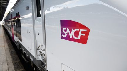 Un train Intercités de la SNCF à la Gare de l'Est, à Paris, le 6 avril 2017. (ERIC PIERMONT / AFP)