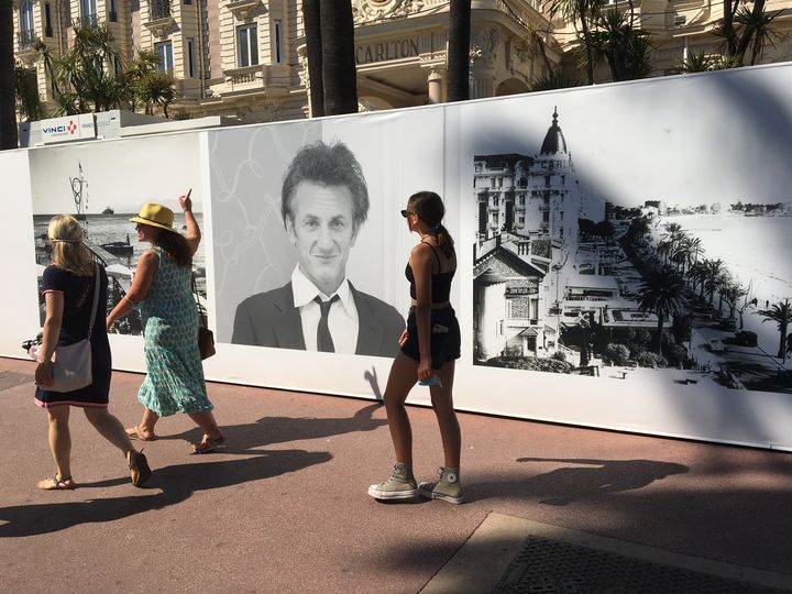 Photo de&nbsp;Sean Penn dans l'exposition de l'Hôtel Carlton à Cannes, le 5 juillet 2021. (LCA / FRANCEINFO CULTURE)