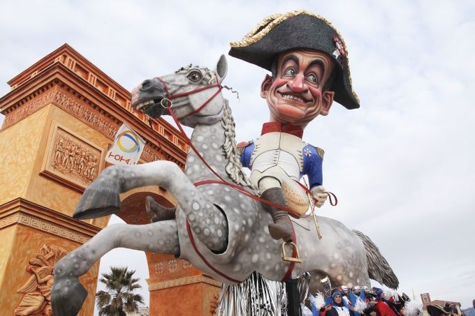 Nicolas Sarkozy en Napoléon pendant le carnaval de Viareggio le 5/02/212
 (Fabio Muzzi/AFP)