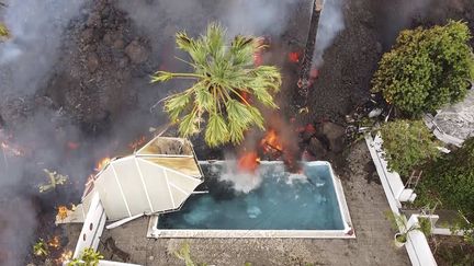 Une rivière de&nbsp;lave s'écoule dans une piscine, sur l'île de La Palma, le 20 septembre 2021.&nbsp; (AP / SIPA)