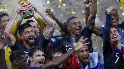 Les membres de l'équipe de France après leur victoire, à Moscou (Russie), le 15 juillet 2018.&nbsp; (MEHDI TAAMALLAH / NURPHOTO / AFP)