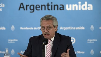 Le président argentin, Alberto Fernandez, lors d'une conférence de presse, à Buenos Aires, en Argentine, le 12 août 2020.&nbsp; (JUAN MABROMATA / AFP)