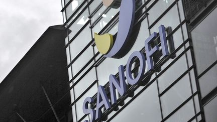 La façade des bureaux du laboratoire Sanofi à Paris. (YOAN VALAT / EPA)