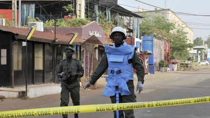 Des policiers maliens pr&egrave;s du restaurant vis&eacute; par un attentat, samedi 7 mars 2015 &agrave; Bamako (Mali). (HABIBOU KOUYATE / AFP)