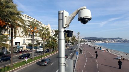 Une caméra de vidéosurveillance installée sur la promenade des Anglais, à Nice, le 12 janvier 2012. (VALERY HACHE / AFP)