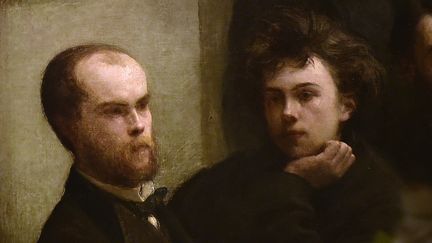 Paul Verlaine, Arthur Rimbaud (à gauche et au centre), dépeints en 1872 par Henri Fantin-Latour dans le tableau "Coin de table" (photo prise lors d'une exposition sur Verlaine en octobre 2015 à Bruxelles) (EMMANUEL DUNAND / AFP)