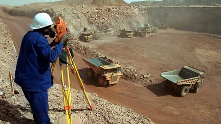 La carrière d'une mine d'uranium à ciel ouvert dans le désert d'Arlit, au Niger. (PATRICK GUYOT / MAXPPP)