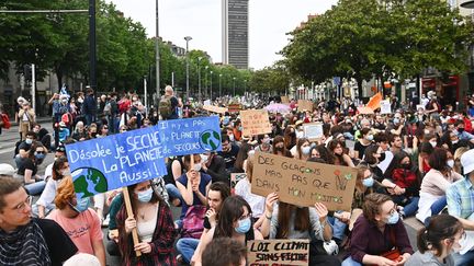 Plus d'un millier de personnes rassemblées à Nantes contre le texte de loi climat voté à l'Assemblée nationale (9 mai 2021). (FRANCK DUBRAY / MAXPPP)