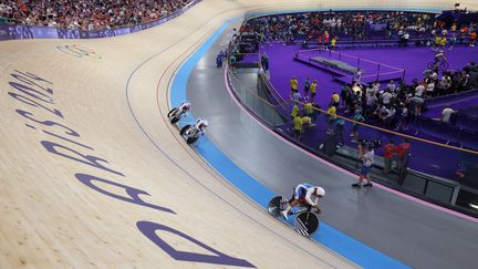 L'équipe de France de vitesse masculine sur le vélodrome de Saint-Quentin-en-Yvelines le 5 août 2024. (THOMAS SAMSON / AFP)