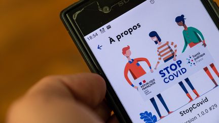 L'application StopCovid sur un téléphone portable, le 2 juin 2020, à Paris. (RICCARDO MILANI / HANS LUCAS / AFP)