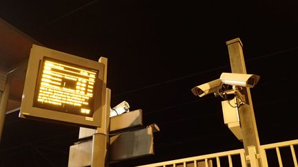 Des caméras de vidéosurveillance sur la ligne C du RER à Cernay (Illustration), le 17 janvier 2019. (OLIVIER BOITET / MAXPPP)