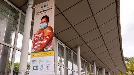 Une bannière incitant à la vaccination devant le centre de vaccination de Pointe-à-Pitre, en Guadeloupe, le 30 juillet 2021. (YANNICK MONDELO / AFP)