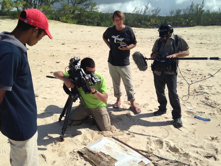 L'équipe de tournage de "Complément d'enquête" sur une plage de Madagascar, près du village de&nbsp;Sahasifotra, lundi 6 juin 2016. (COMPLEMENT D'ENQUETE / FRANCETV INFO)