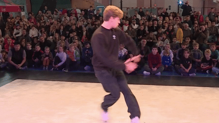 Dans le Gard, certains des meilleurs danseurs de breakdance du monde sont venus s'affronter, dimanche 5 novembre. La discipline fait son entrée aux Jeux olympiques de Paris 2024. (France 2)