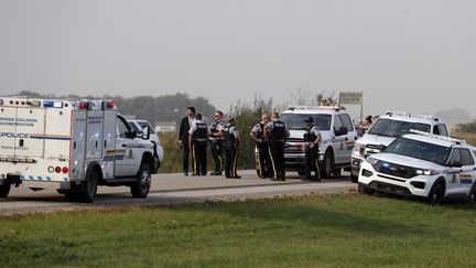 La Gendarmerie royale du Canada sur les lieux où le suspect Myles Sanderson a été arrêté, à Weldon, Saskatchewan, au Canada, le 7 septembre 2022. (LARS HAGBERG / AFP)