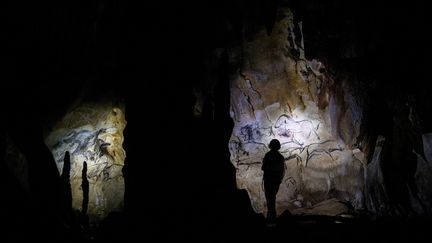 La grotte Chauvet (Ard&egrave;che) - Pendant des mill&eacute;naires, le temps s'est arr&ecirc;t&eacute; sur la grotte Chauvet. Elle fut miraculeusement pr&eacute;serv&eacute;e par l'&eacute;boulement d'un pan de roche, qui en scella l'acc&egrave;s il y a 20 000 ans. Jusqu'au r&eacute;veil de la belle endormie, le 18 d&eacute;cembre 1994, par trois sp&eacute;l&eacute;ologues qui la d&eacute;couvrirent : Jean-Marie Chauvet, Christian Hillaire et Eliette Brunel. (JEFF PACHOUD / AFP)