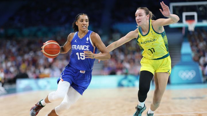 La Française Gabby Williams lutte contre l'Australienne Alanna Smith lors des Jeux Olympiques de 2024, le 4 août 2024. (THOMAS COEX / AFP)