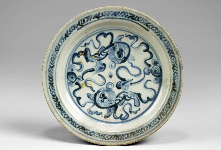 Assiette de porcelaine fabriquée en Chine (15e siècle ?) trouvée à Madagascar
 (musée du quai Branly - Jacques Chirac, photo Claude Germain)