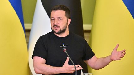 Le président ukrainien Volodymyr Zelensky, lors d'une conférence de presse avec son homologue estonien Alar Karis, le 2 juin 2023 à Kiev (Ukraine). (SERGEI SUPINSKY / AFP)