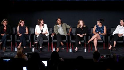 Les réalisatrices Gwyneth Horder-Payton, Liza Johnson, Rachel Goldberg, Meera Menon, Steph Green, Alexis Ostrander, et Maggie Kiley lors de la conférence "Half Initiative and FX Directors", organisée par la chaîne FX lors des rencontres de la Television Critics Association (TCA).
 (FREDERICK M. BROWN / GETTY IMAGES NORTH AMERICA / AFP)