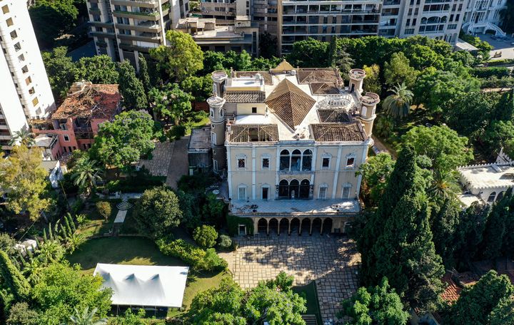 Vue aérienne du Palais Sursock dans le quartier&nbsp;Ashrafiyeh à Beyrouth très endommagé par l'explosion du 4 août 2020. (AFP)