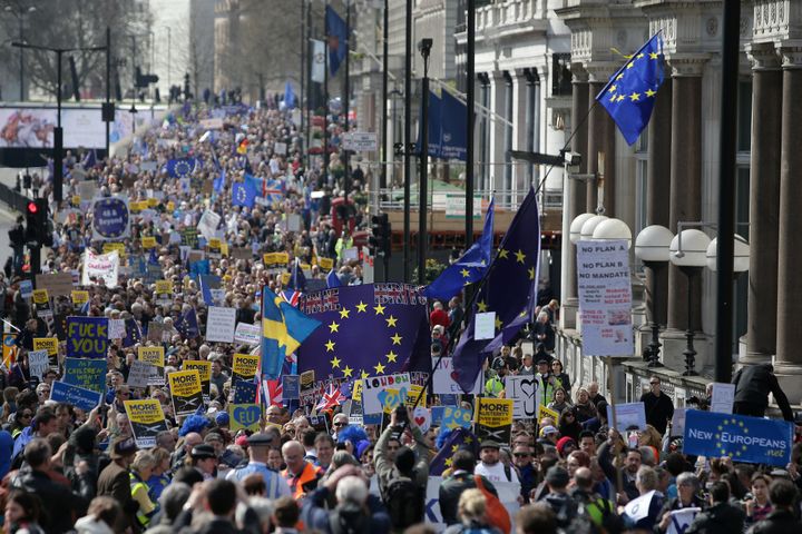 La manifestation anti-Brexit a rassemblé plusieurs milliers de personnes à Londres (Royaume-Uni), samedi 25 mars 2017. (DANIEL LEAL-OLIVAS / AFP)