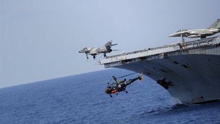 Appareil de chasse français décollant du porte-avions Charles de Gaulle, qui patrouille en Méditerranée (AFP - ALEXANDER KLEIN)