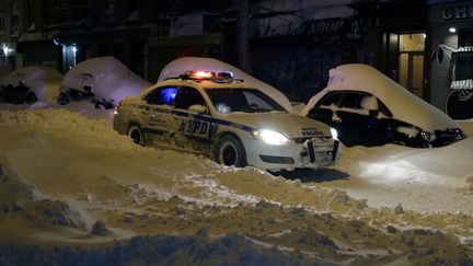 Ces policiers de New York, eux, ont eu plus de chance : ils ont réussi à se frayer un passage dans une rue correctement déneigée.&nbsp; (MAXPPP)