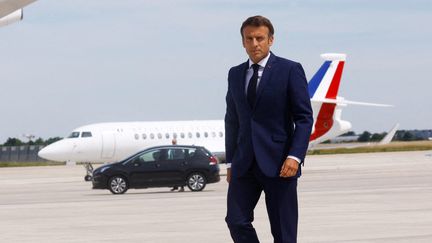 Le président de la République Emmanuel Macron sur le tarmac de l'aéroport d'Orly avant son départ pour la Roumanie, le 14 juin 2022 (GONZALO FUENTES / POOL / MAXPPP)