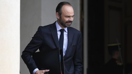 Le Premier ministre, Edouard Philippe, sort du palais de l'Elysée à Paris, le 2 août 2017.&nbsp; (STEPHANE DE SAKUTIN / AFP)