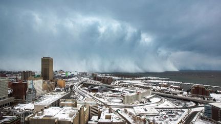 Une temp&ecirc;te de neige se forme au-dessus du lac Eri&eacute; &agrave; Buffalo (New York, Etats-Unis), le 18 novembre 2014. (REUTERS)