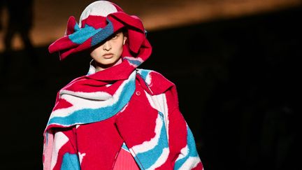 Issey Miyake automne-hiver 2024-25 à la Paris Fashion Week, le 1er mars 2024 (MIGUEL MEDINA / AFP)