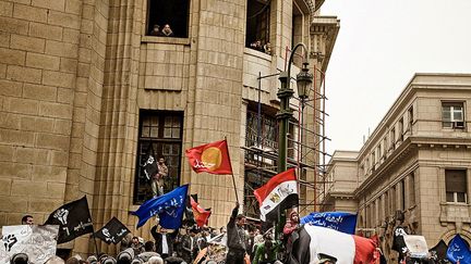 Différents partis d'opposition et mouvements de jeunes, comme celui du 6-Avril, manifestent
devant la Haute Cour de justice au Caire suite aux résultats des élections parlementaires. (Pauline Beugnies / Génération Tahrir)