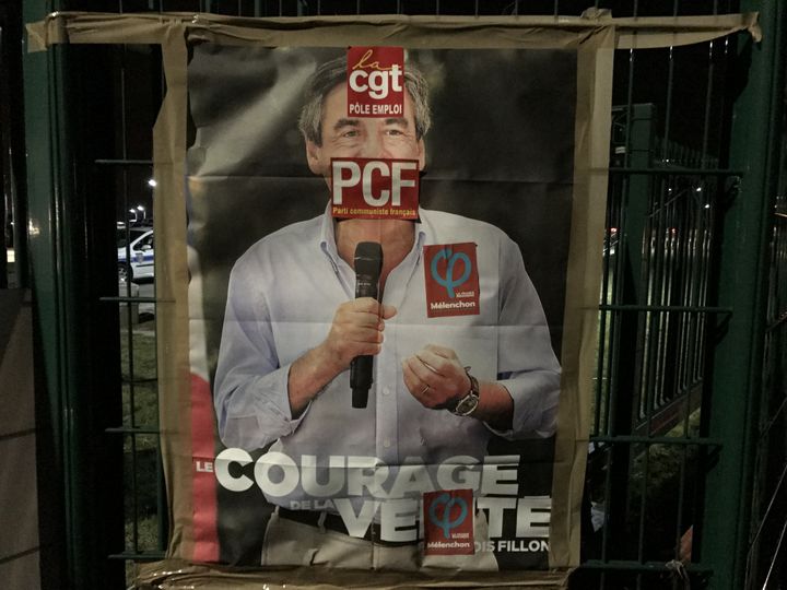 Une affiche de François Fillon avec des autocollants de militants CGT à Compiègne (Oise). (ROBIN PRUDENT / FRANCEINFO)