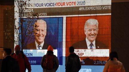 Un écran géant montre les résultats de l'élection présidentielle dans l'Etat de Floride, non loin de la Maison Blanche, à Washington DC, mardi 3 novembre 2020.&nbsp; (OLIVIER DOULIERY / AFP)