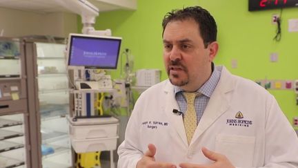 Le docteur Joseph Sakran est le directeur des urgences chirurgicales de Johns Hopkins, l’un des plus prestigieux hôpitaux américains, près de Baltimore.  (CAPTURE ECRAN FRANCE 2)