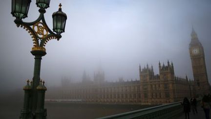 Vue (prise du Westminster Bridge) du House of Parliaments par un matin bruleux (24 septembre 2013).