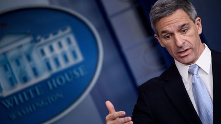 Ken Cuccinelli, le directeur par intérim des services d'immigration américains, à la Maison-Blanche, le 12 août 2019, à Washington (Etats-Unis).&nbsp; (BRENDAN SMIALOWSKI / AFP)