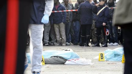 Les corps des deux S&eacute;n&eacute;galais abattus par un militant d'extr&ecirc;me-droite &agrave; Florence (Italie), le 13 d&eacute;cembre 2011. (NICCOLO CADIRNI / AFP)