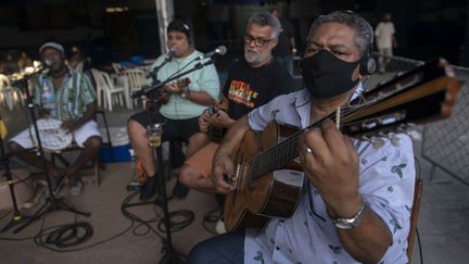 Les musiciens de Samba doTrabalhador en concert au&nbsp;Renascenca club du quartier d'Andarai dans la banlieue de Rio de Janeiro, le 26 octobre 2020, dans le respect des mesures sanitaires due à la pandémie de coronavirus. (MAURO PIMENTEL / AFP)