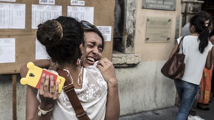 Des lyc&eacute;ennes f&ecirc;tent leur baccalaur&eacute;at, le 7 juillet 2015 &agrave; Lyon (Rh&ocirc;ne). (JEAN-PHILIPPE KSIAZEK / AFP)