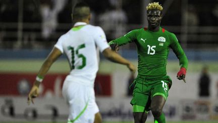 Le Burkinabais Aristide Bance face à l'Algérien Hilal Al Arabi Soudani lors du barrage retour le 19 novembre dernier