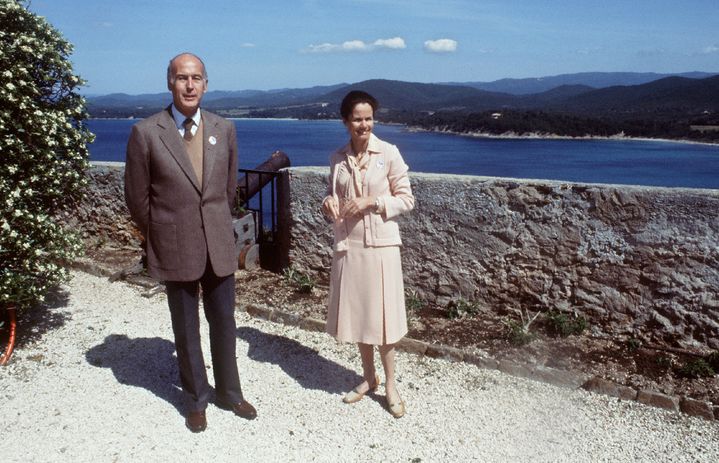 Le président de la République Valéry Giscard d'Estaing pose avec son épouse Anne-Aymone, le 6 mai 1979, lors de leur séjour au fort de Brégançon. (AFP)