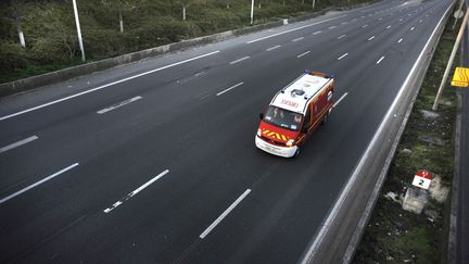 Un camion de pompiers sur l'autoroute, à hauteur de Romainville (Seine-Saint-Denis), le 27 mars 2020. (HARRY FLEX / ONLY FRANCE / APF)