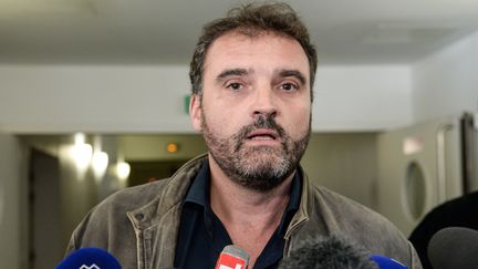 Le docteur Frédéric Péchier, anesthésiste soupçonné de 24 empoisonnements, s'adresse à la presse à la sortie du tribunal, le 29 mars 2017 à Besançon (Doubs).&nbsp; (SEBASTIEN BOZON / AFP)